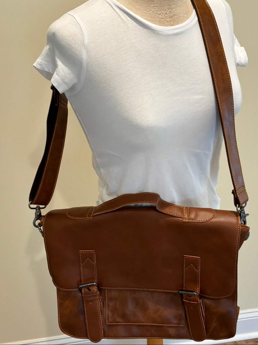 Classic Men's Brown Leather Messenger Bag with Adjustable Strap